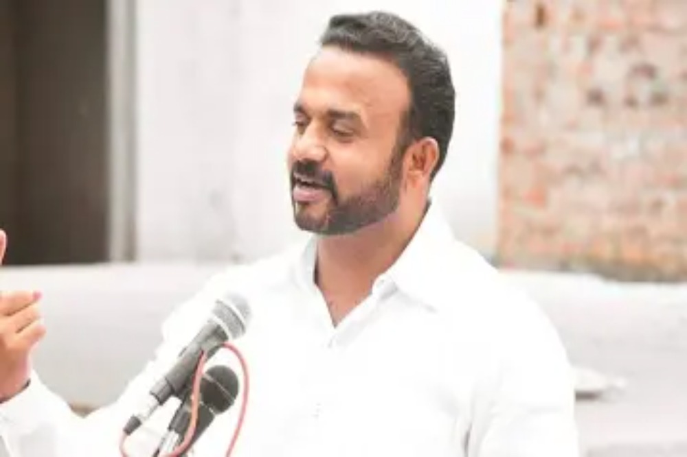 सोलापूरच्या पालकमंत्री पद हे साताऱ्याचे जयकुमार गोरे यांच्याकडे